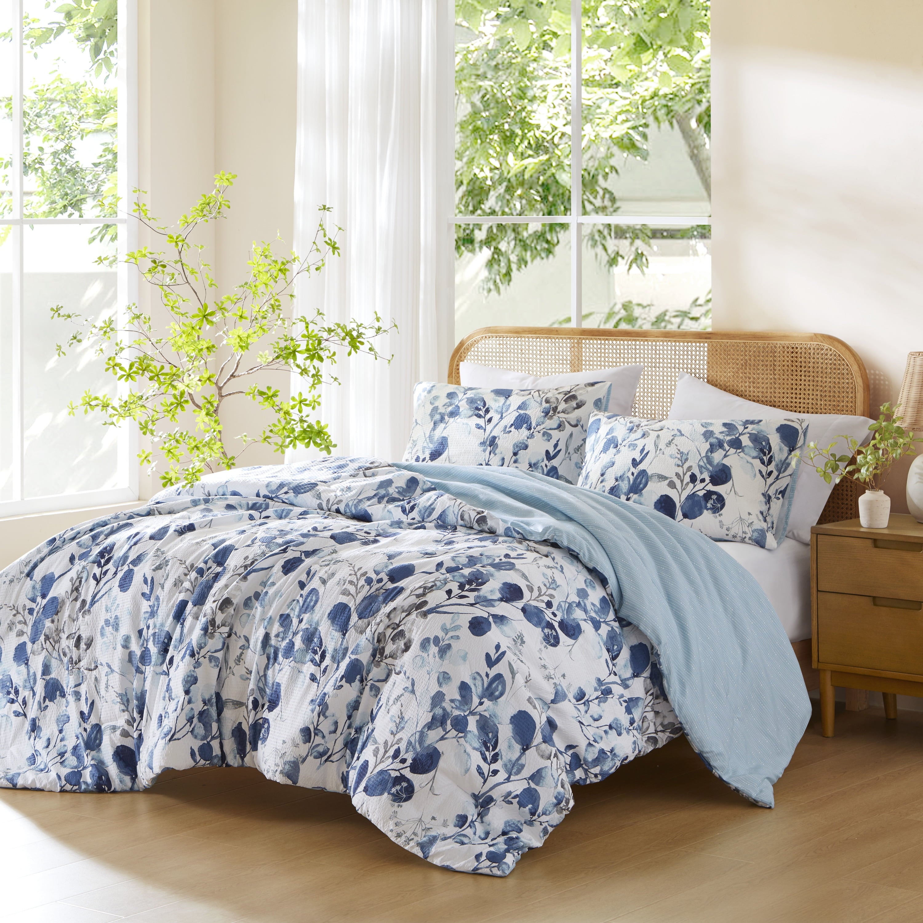 Regency Heights Full/Queen Comforter Sets, Reversible Seersucker Floral Bedding Sets, 3 Piece Lightweight Navy/Blue Botanical Flowers Comforter Bed Set with Pillow Shams